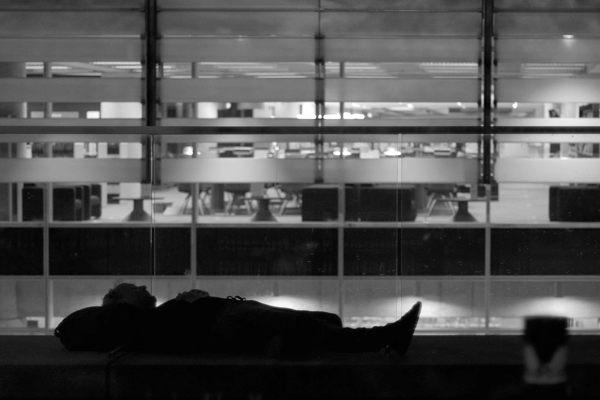 Sans-abri dormant devant une bibliothèque vide, Montréal, 2016.