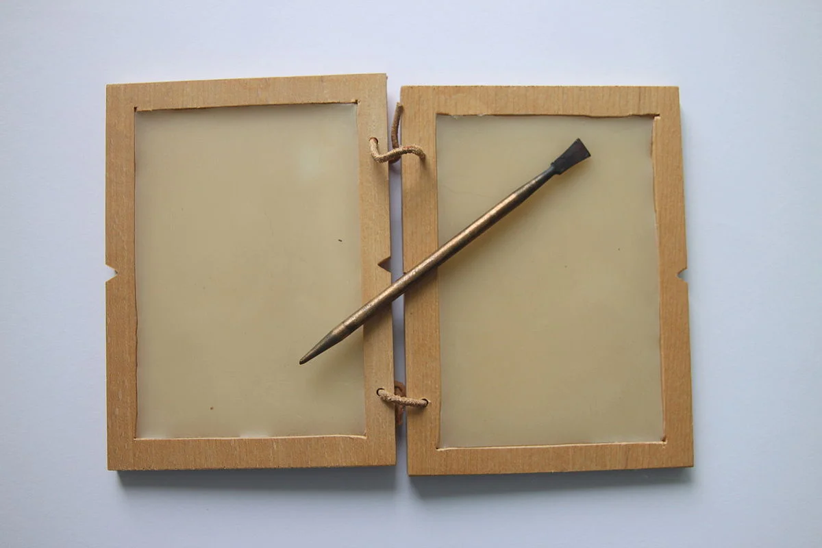Table_with_was_and_stylus_Roman_times