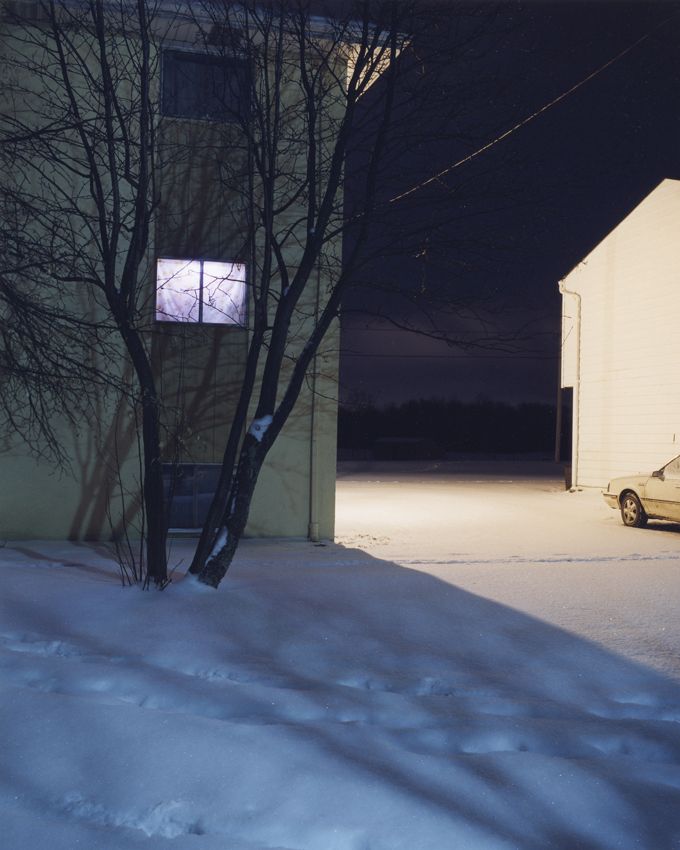 Todd Hido, fenêtre allumée derrière un arbre nu, neige au sol
