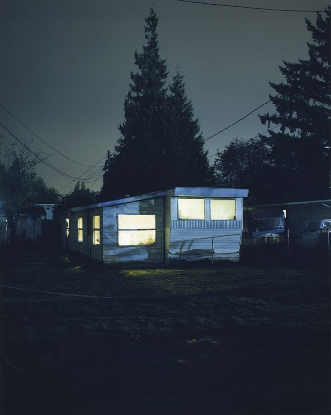 Todd Hido, mobil-home éclairé de l'intérieur au crépuscule