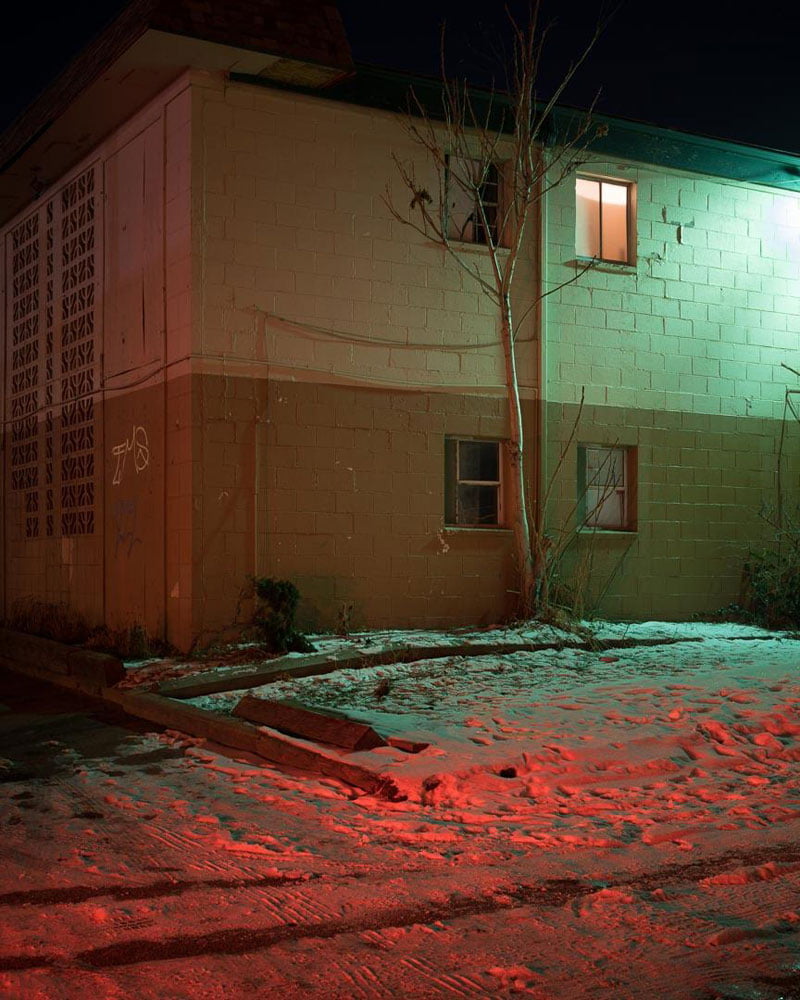 Todd Hido, façade éclairée en rouge et vert, neige au premier plan