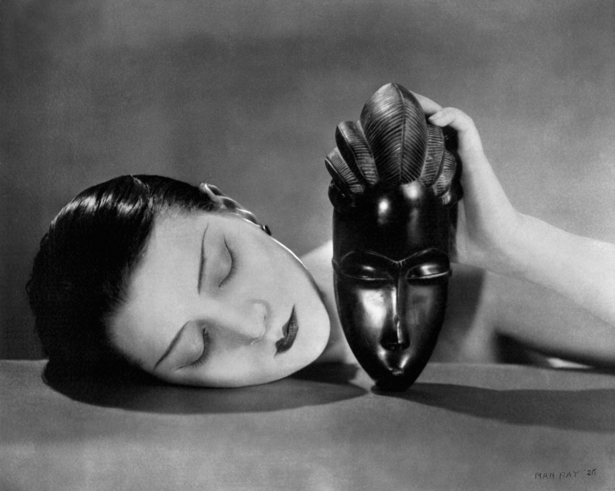 Noire et Blanche, le visage de Kiki de Montparnasse près d’un masque baoulé, photographie de Man Ray, 1926