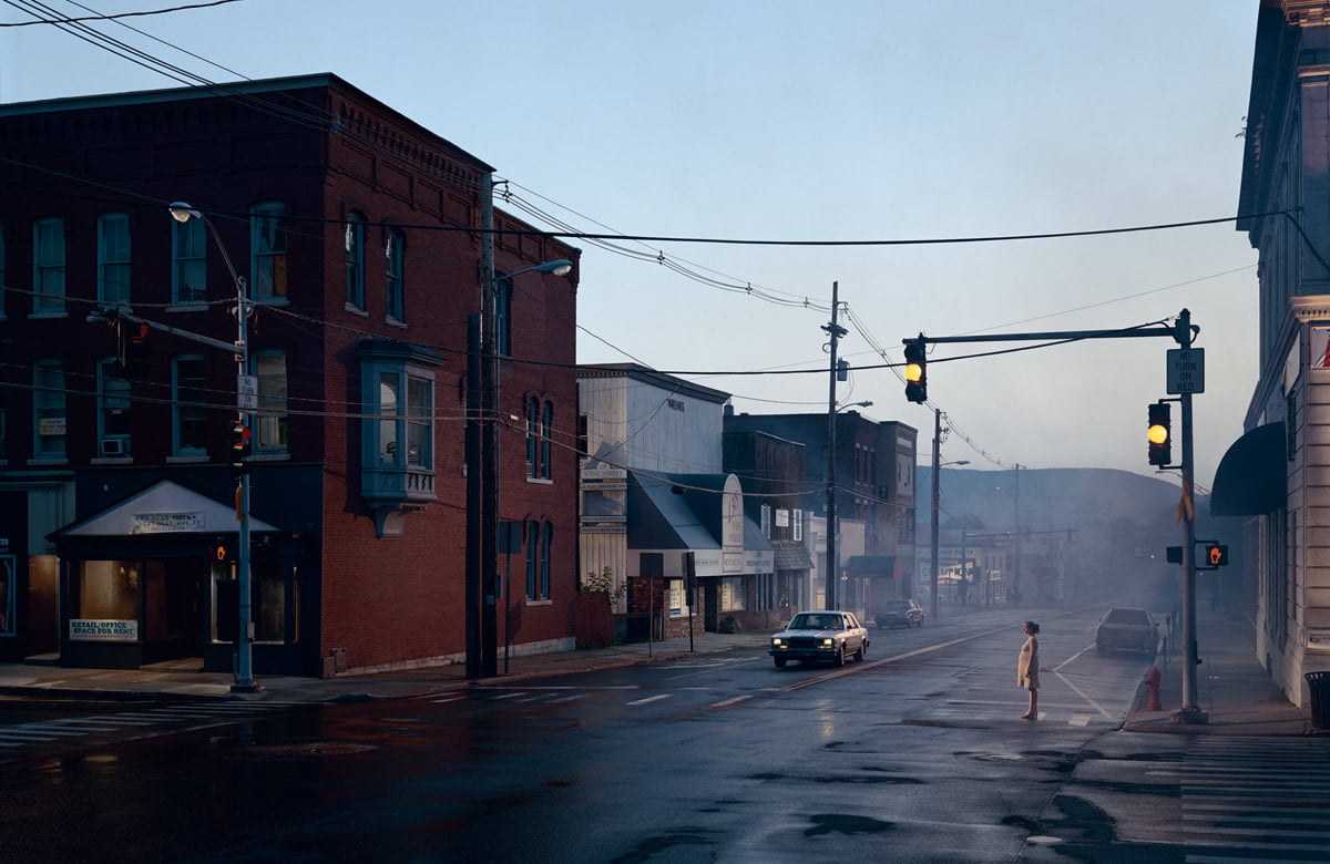 Gregory Crewdson, Untitled, série Beneath the Roses, femme au carrefour