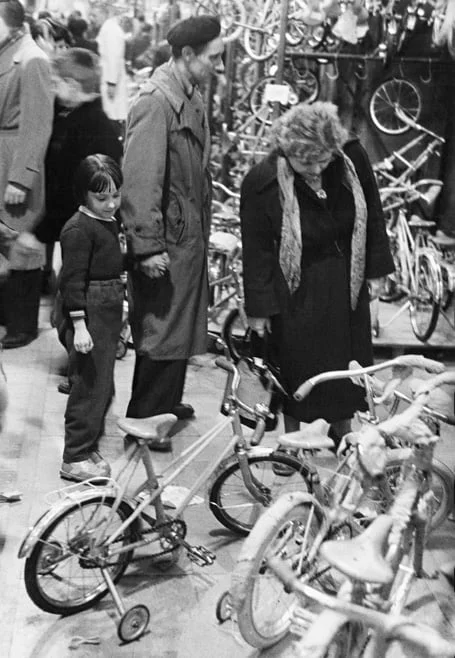 Noel 1954 la bicyclette - Y a-t-il des bons et des mauvais photographes ? - Thomas Hammoudi - Réflexion