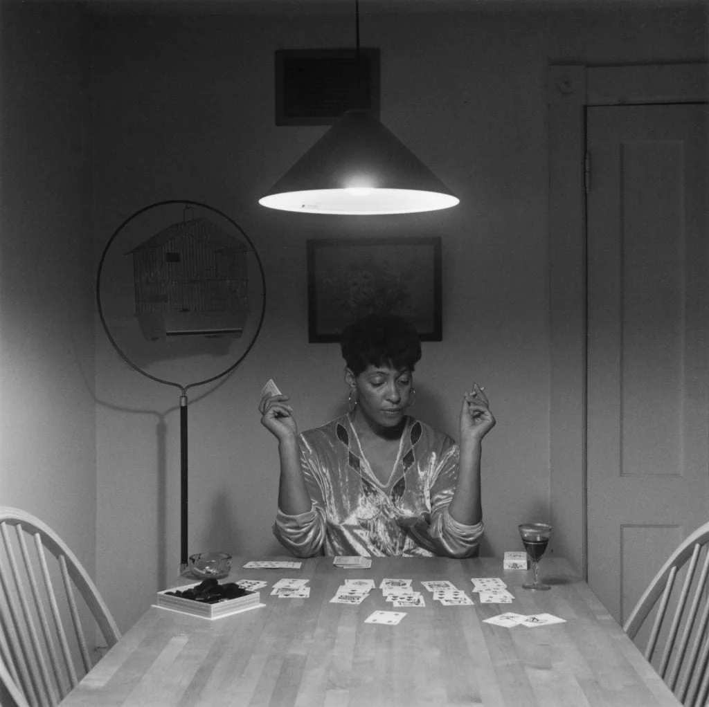 Cmw90 012 untitled woman playing solitaire hr - Où sont passé(e)s les photographes noir(e)s ? - Thomas Hammoudi - Photographe