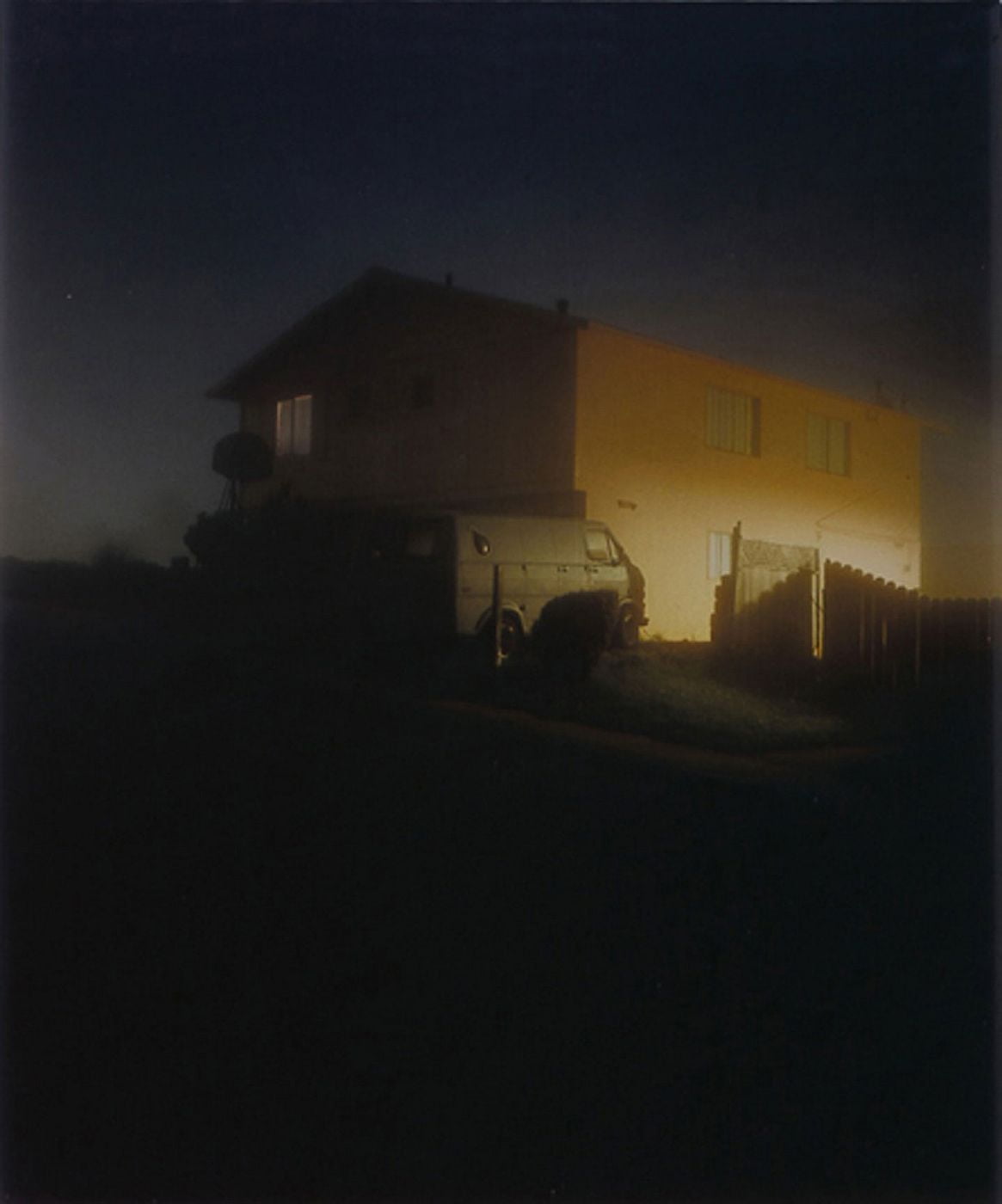 Todd Hido, maison de nuit, une lumière jaune sur le flanc