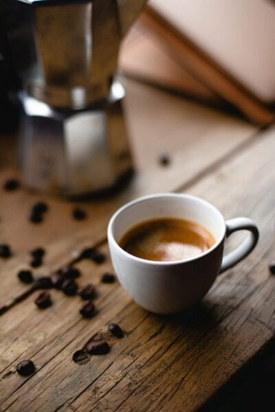 Un café posé près d'un carnet