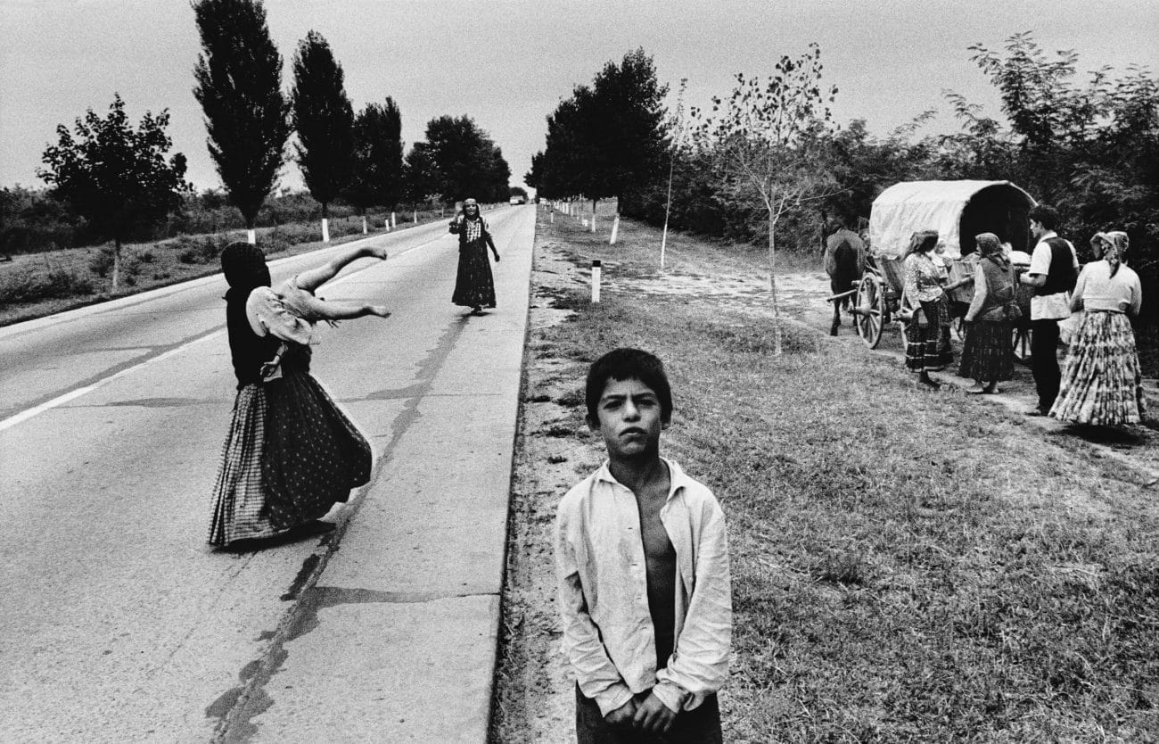 Josef Koudelka, scène de rue en noir et blanc, grand angle et contraste marqué