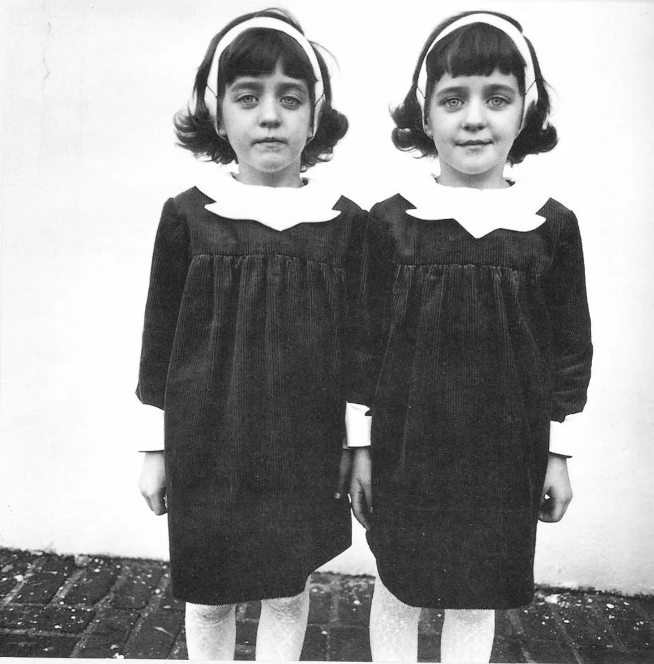 Diane Arbus, Identical Twins, Roselle, New Jersey, 1967 : deux jumelles en robe sombre à col blanc