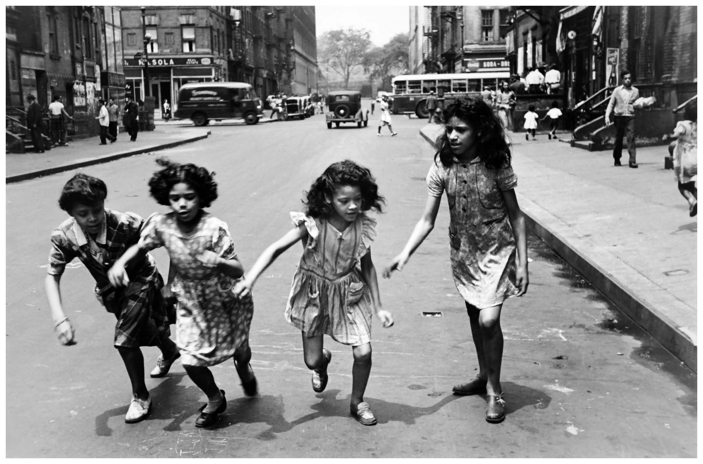 Helen Levitt, quatre fillettes courant dans une rue de New York, 1950
