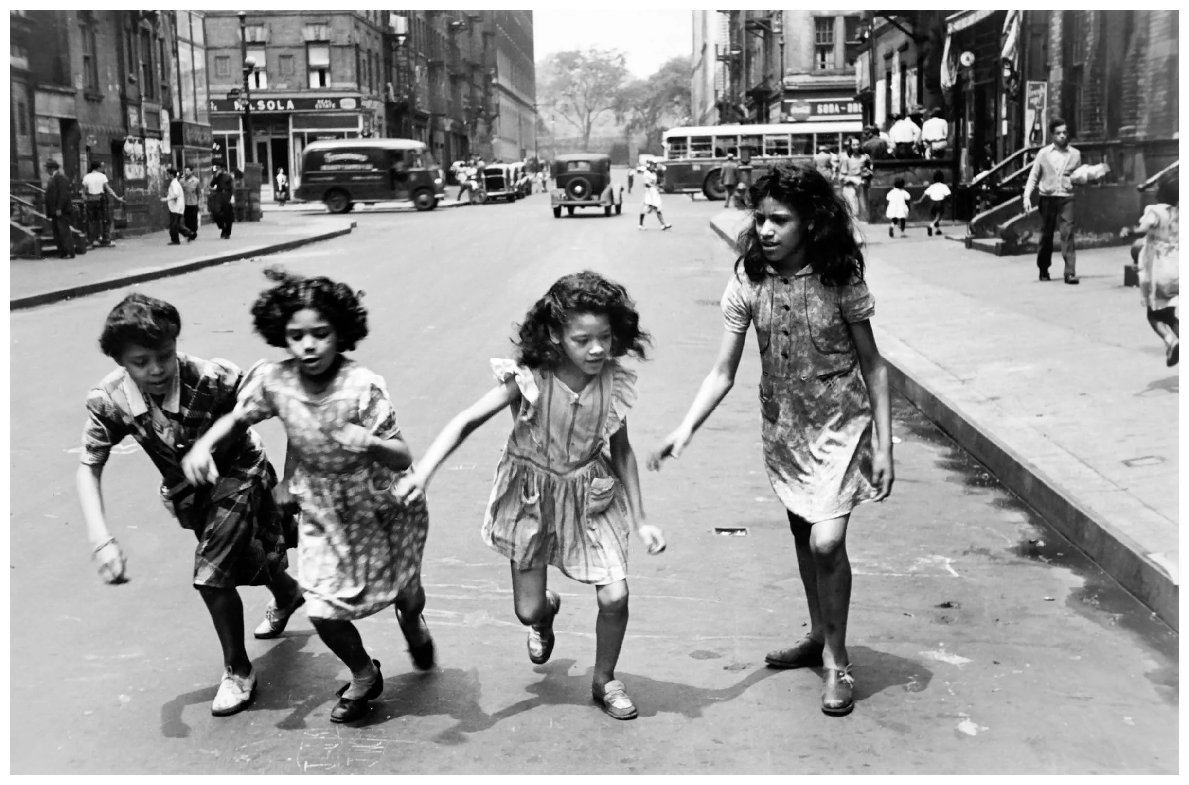 Helen Levitt, quatre fillettes courant dans une rue de New York, 1950