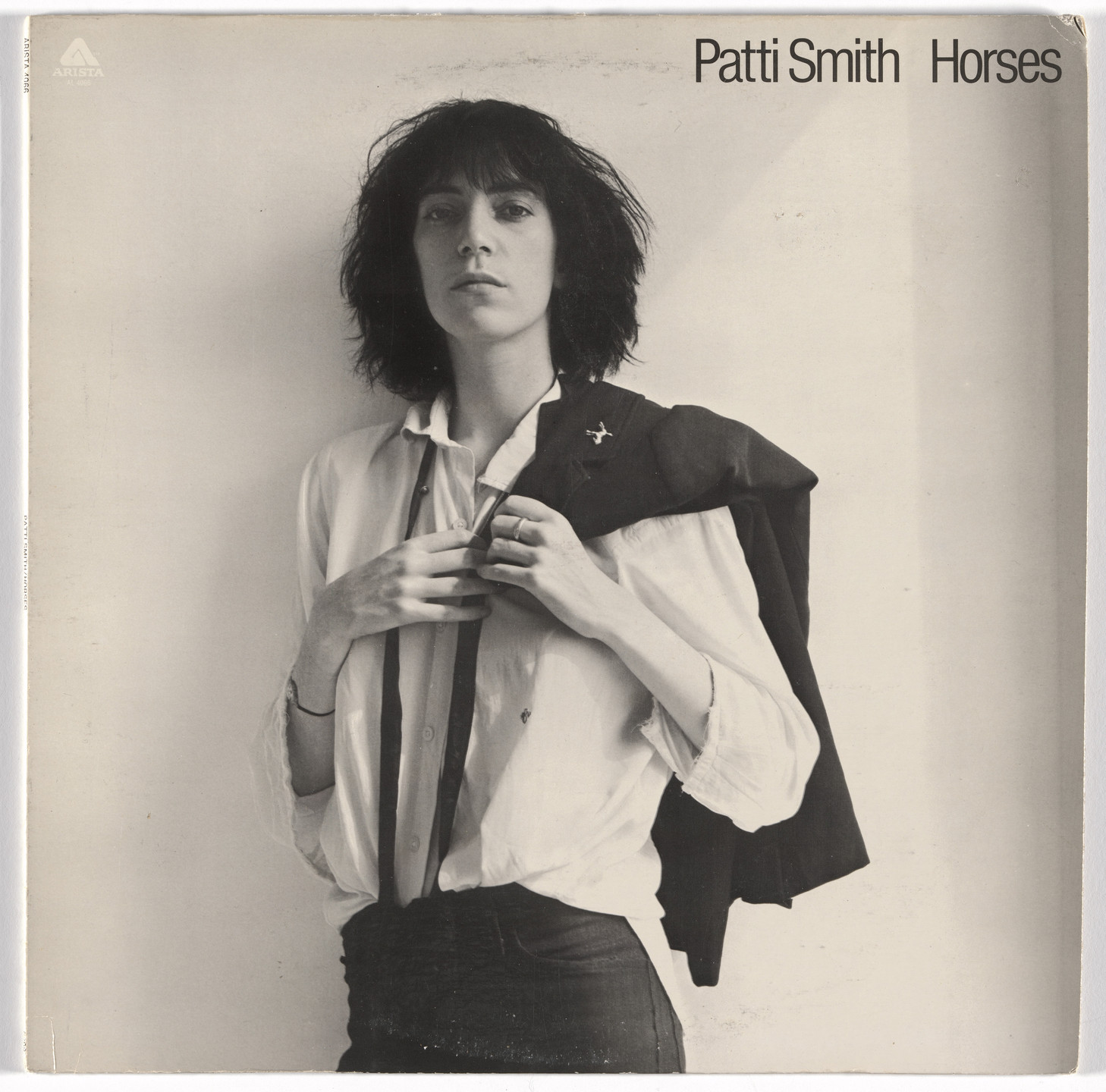 La pochette d’Horses, 1975. Chemise blanche, bretelles, veste sur l’épaule.