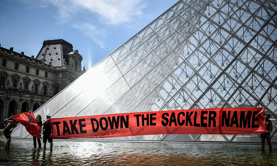 Nan Goldin, manifestation P.A.I.N. devant le Louvre, 2019