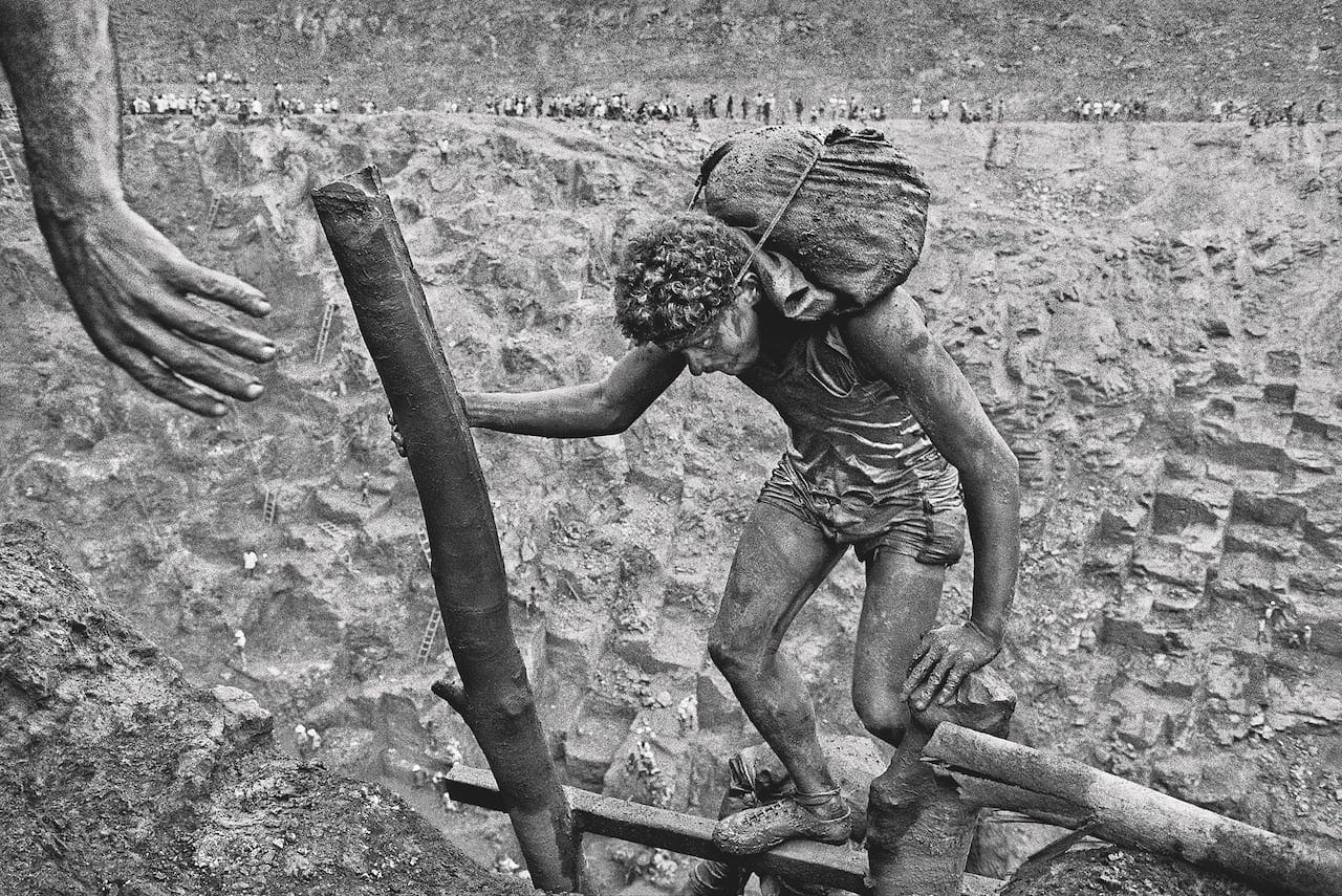 Sebastião Salgado, Serra Pelada, chercheurs d'or sur les échelles, Brésil, 1986