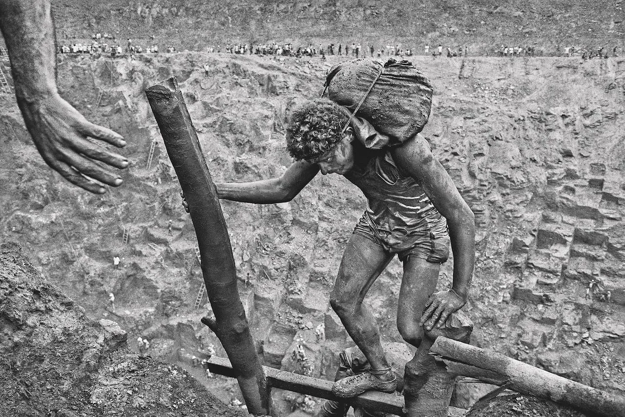 Sebastião Salgado, Serra Pelada, chercheurs d'or sur les échelles, Brésil, 1986