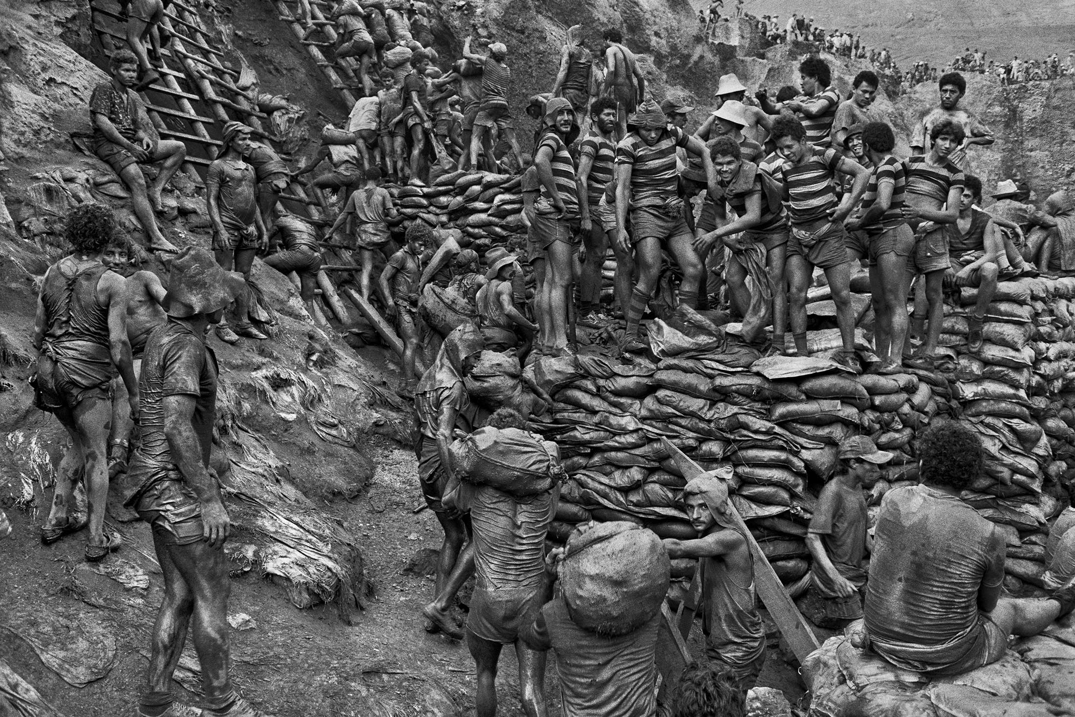 Sebastião Salgado, Serra Pelada, travailleurs portant des sacs de terre, Brésil, 1986