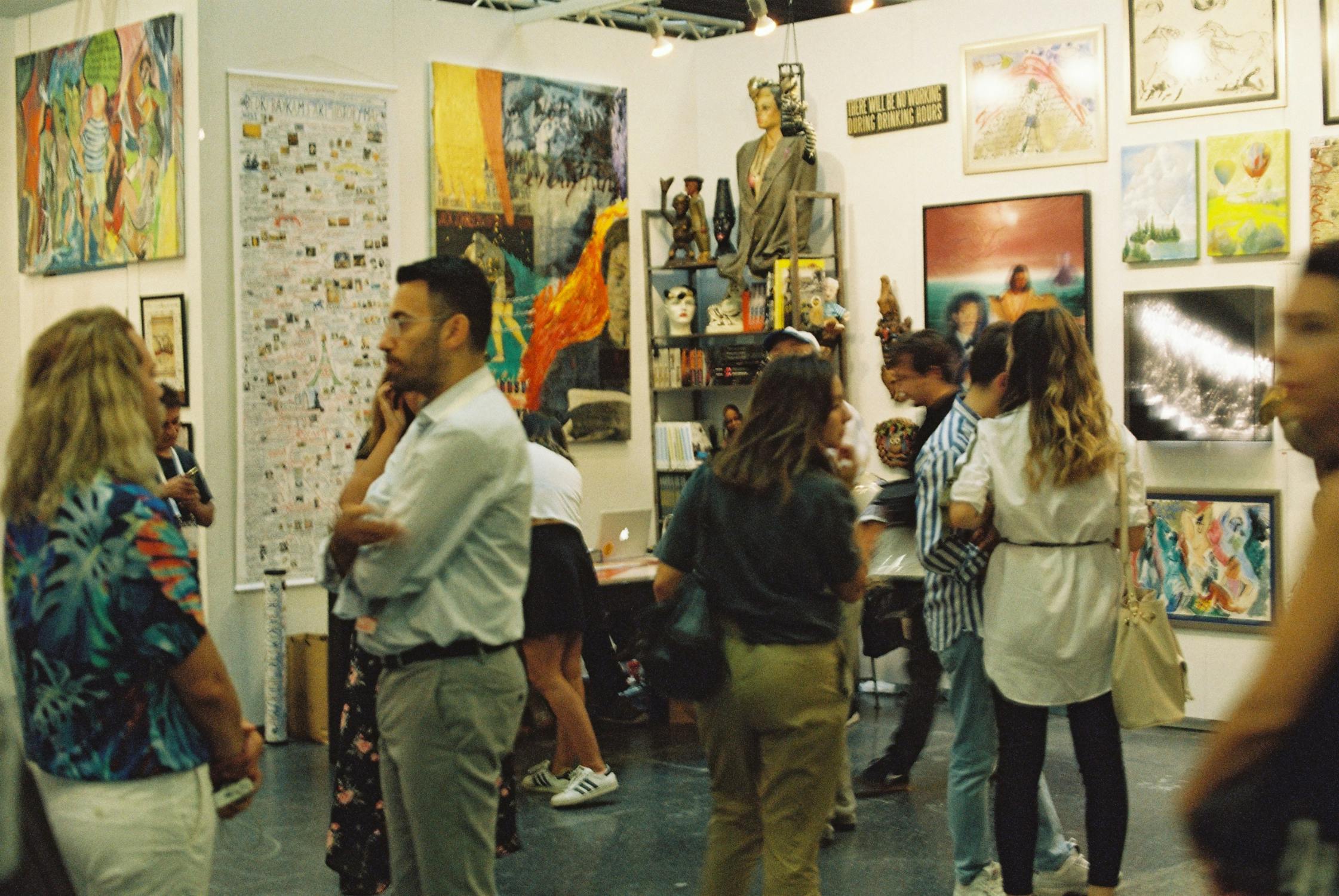 Visiteurs dans une galerie d'art