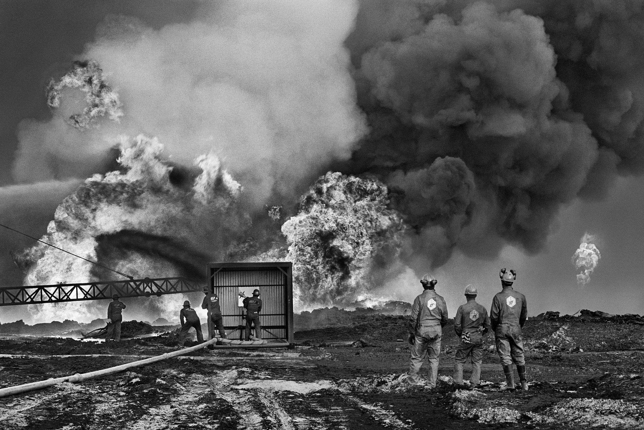Sebastião Salgado, ouvriers sur les puits de pétrole, Koweït, 1991