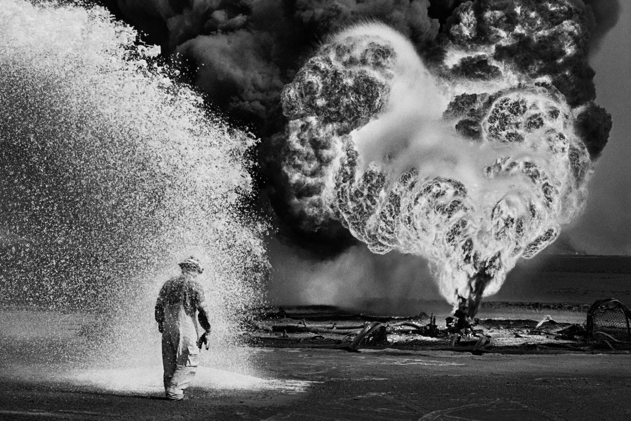 Sebastião Salgado, puits de pétrole en feu, Koweït, 1991