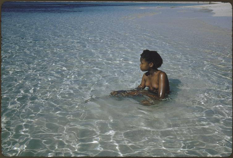Enfant dans l'eau, Antilles, 1958, photographie couleur de Denise Colomb