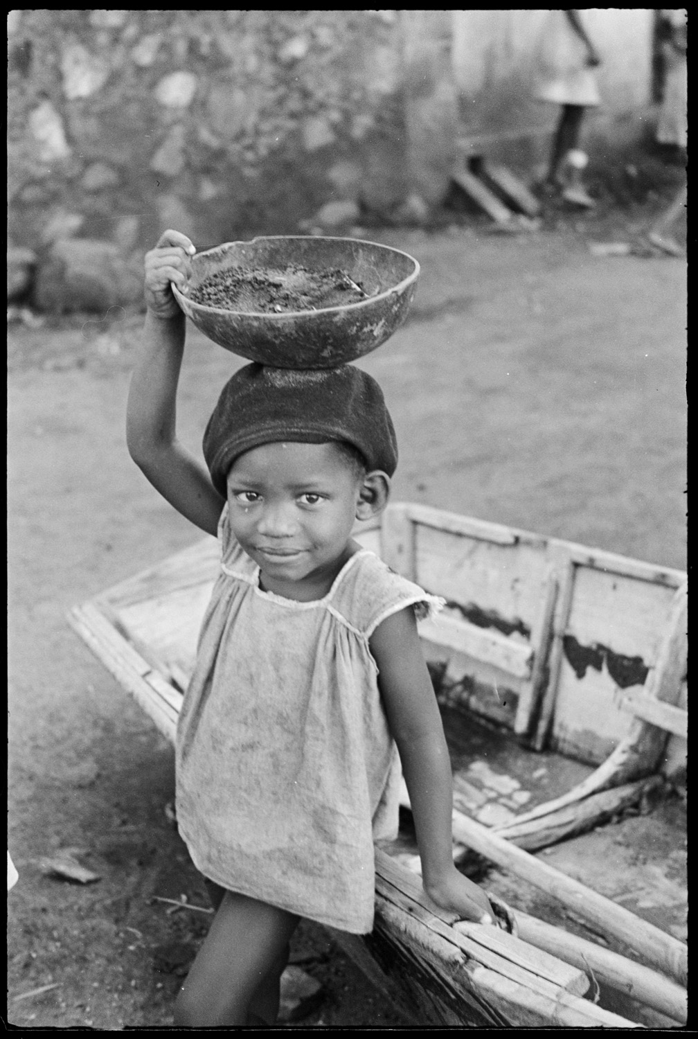 Femme portant un panier, Antilles, par Denise Colomb