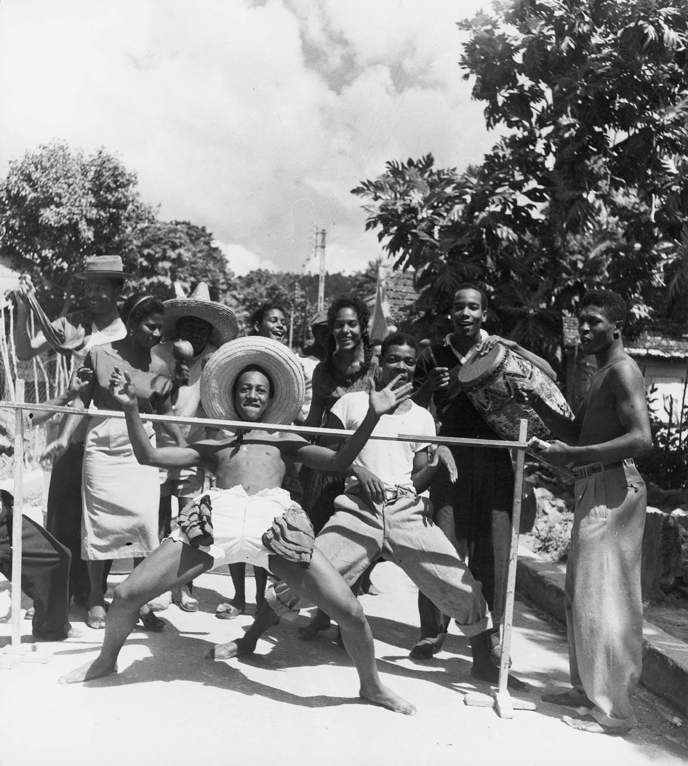 Scène de rue, jeu de la barre, Haïti, 1958, par Denise Colomb