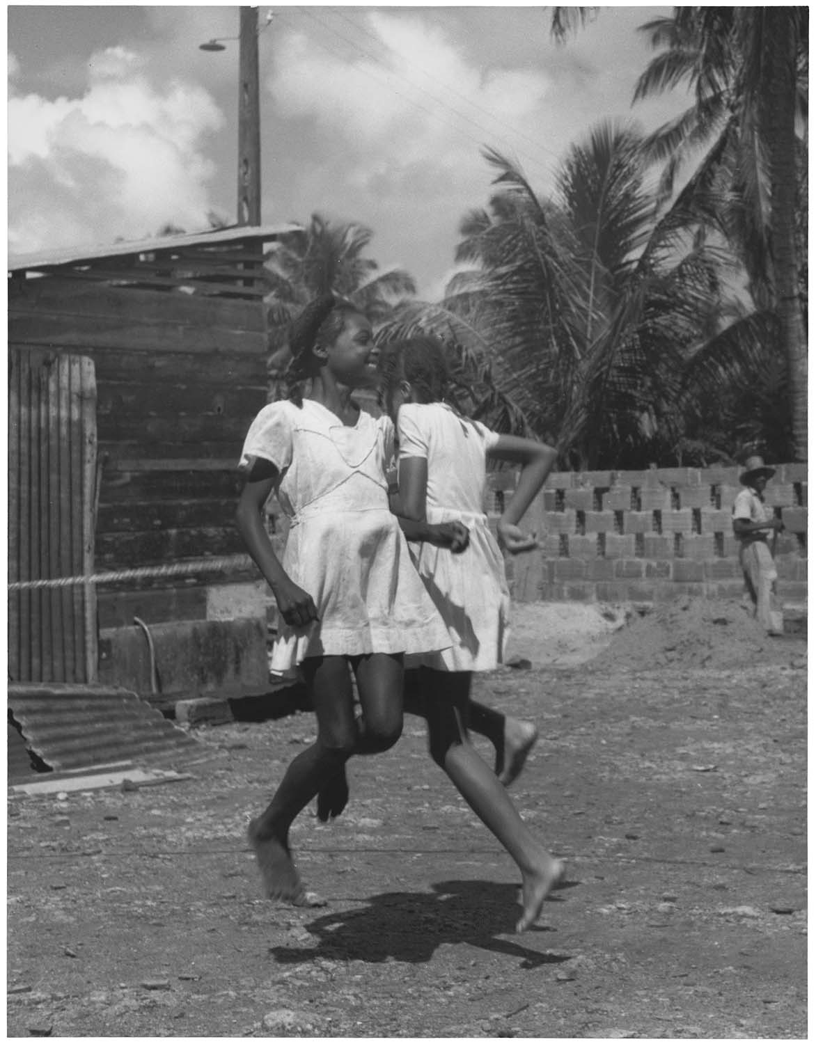 Récréation, enfants dansant, Antilles, 1948, par Denise Colomb