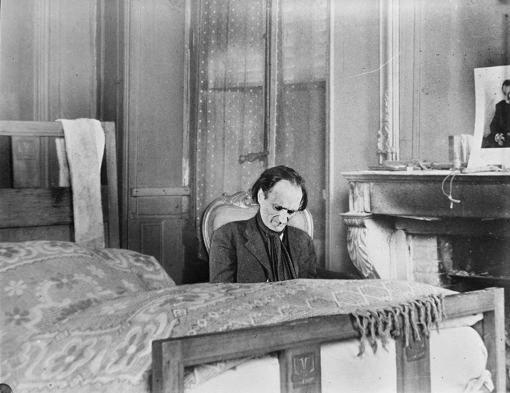 Antonin Artaud dans le fauteuil Directoire, 1947, par Denise Colomb