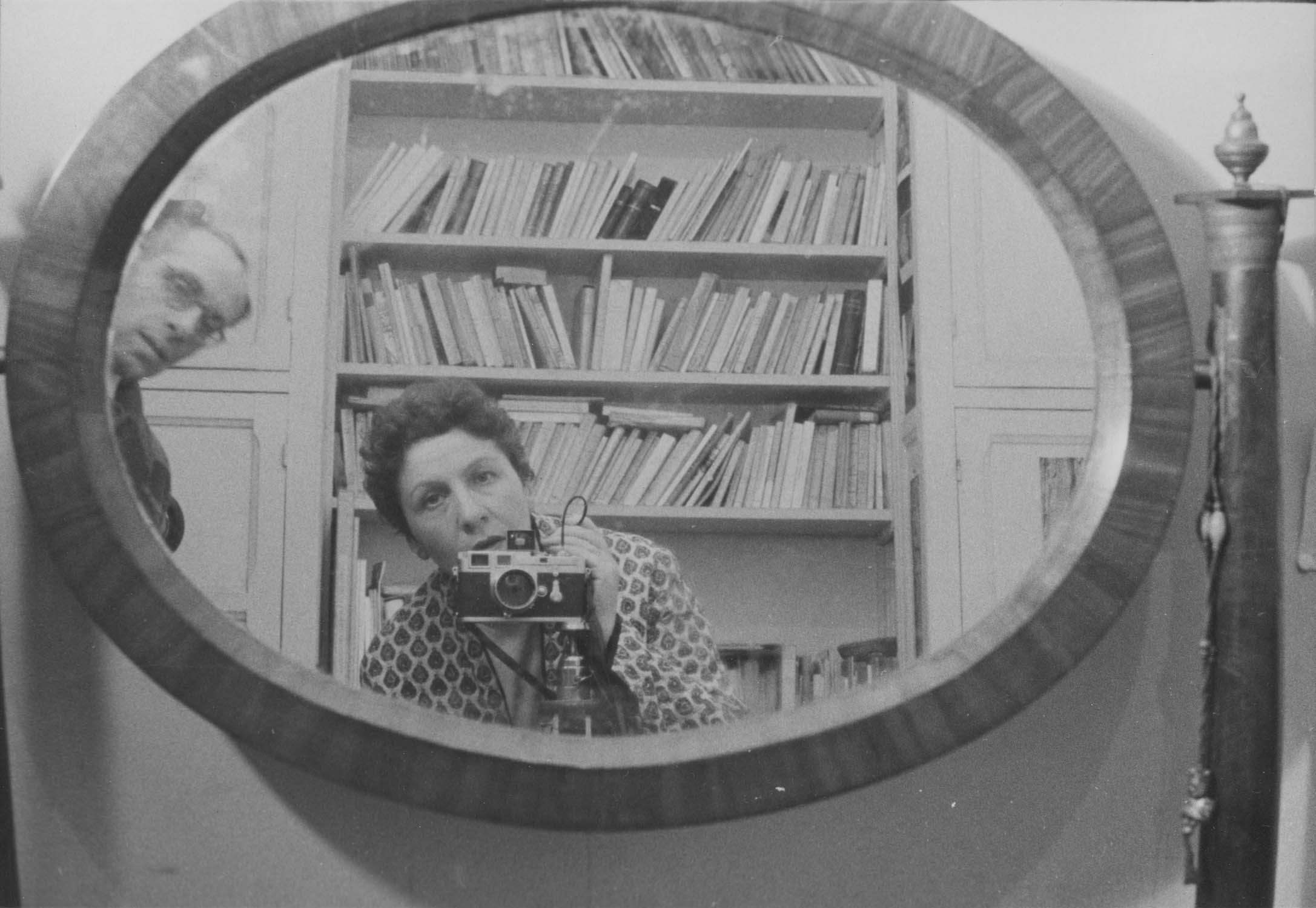 Autoportrait de Denise Colomb dans un miroir, appareil en main