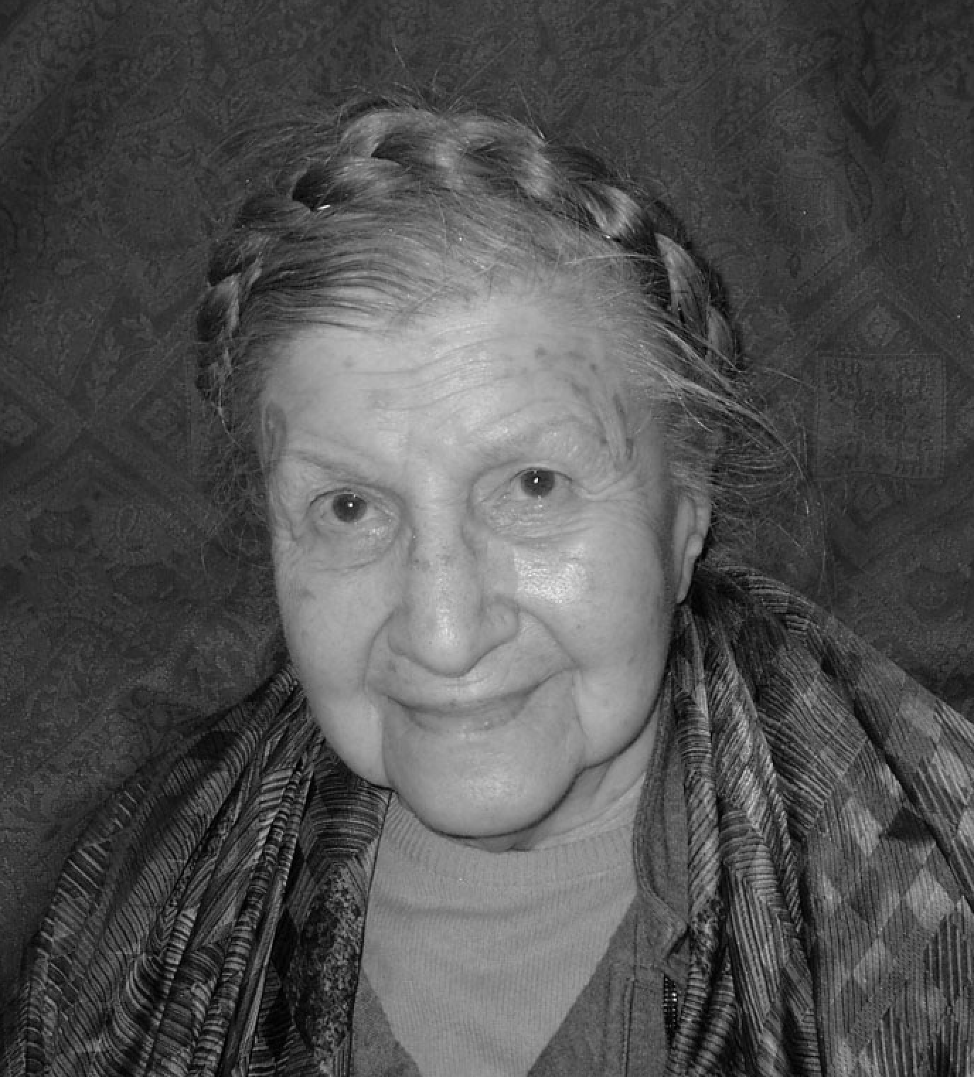 Denise Colomb âgée, couronnée de sa tresse