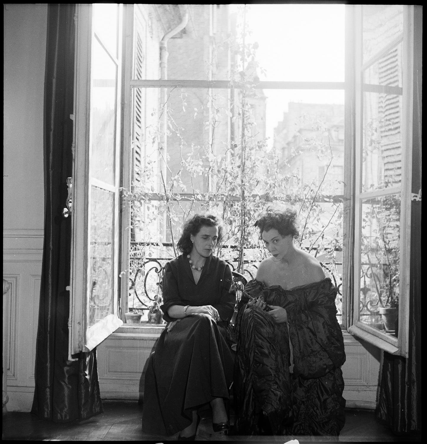 Léonor Fini et Leonora Carrington déguisées, 1952, par Denise Colomb