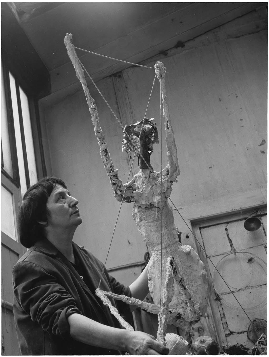 Germaine Richier et une sculpture, 1954, par Denise Colomb