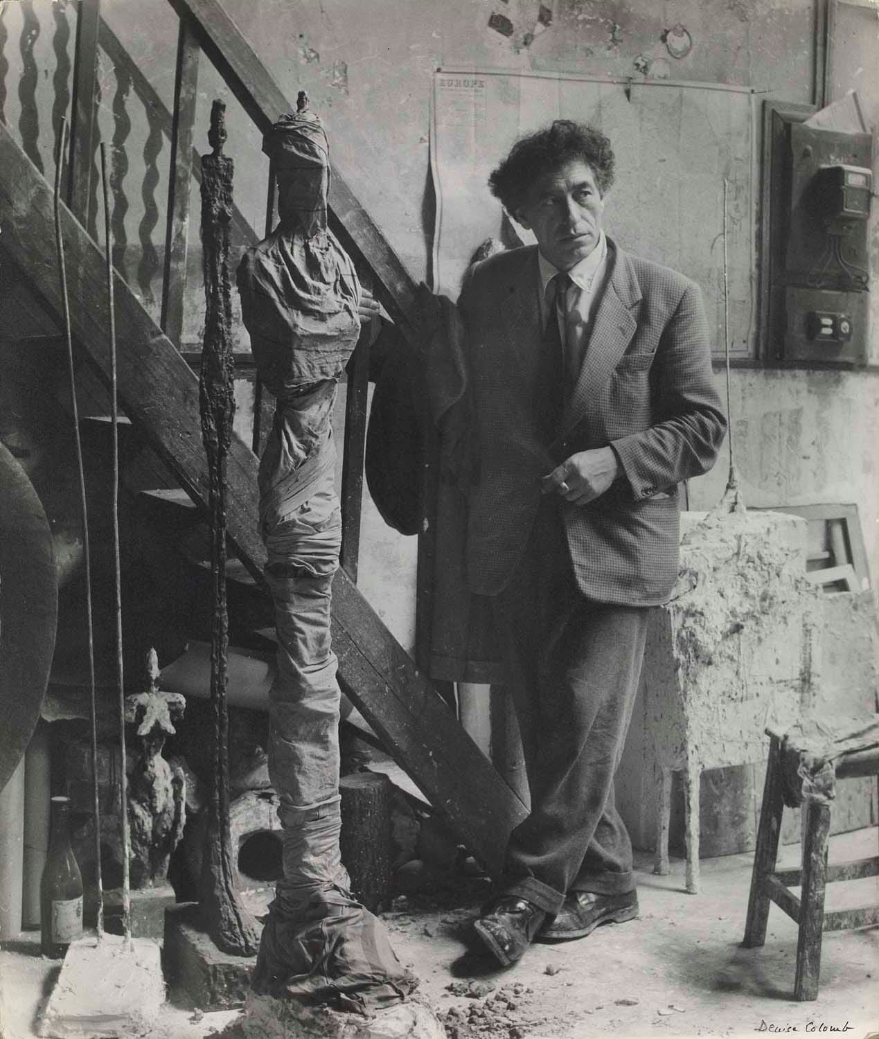 Alberto Giacometti dans son atelier, par Denise Colomb