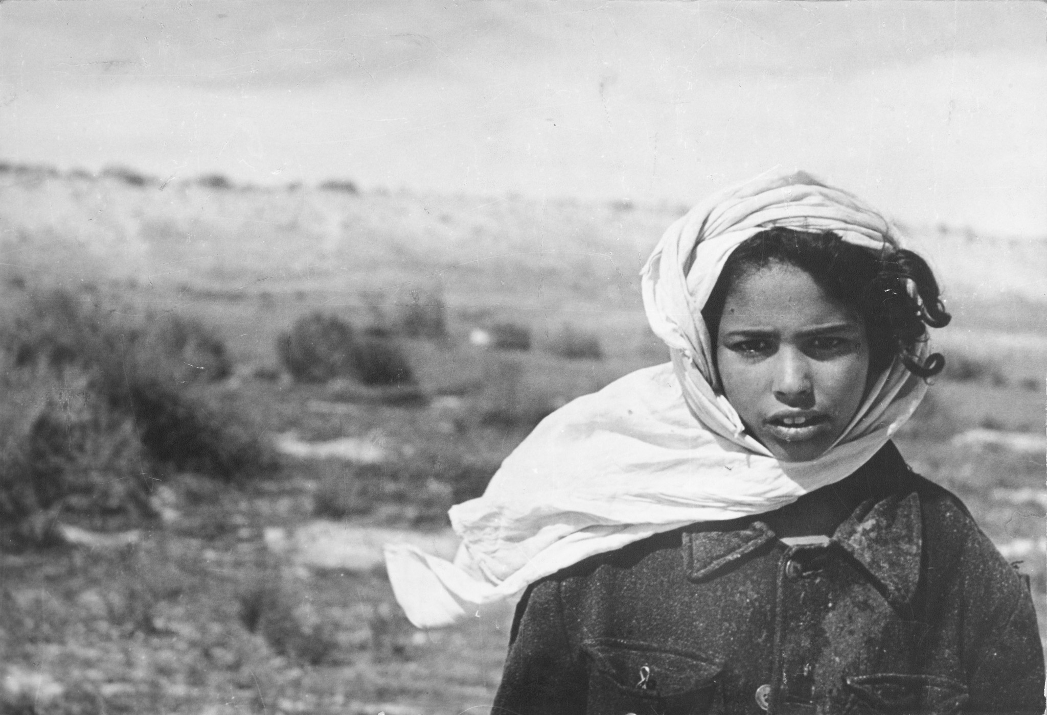 Jeune fille dans le désert, 1976, par Denise Colomb