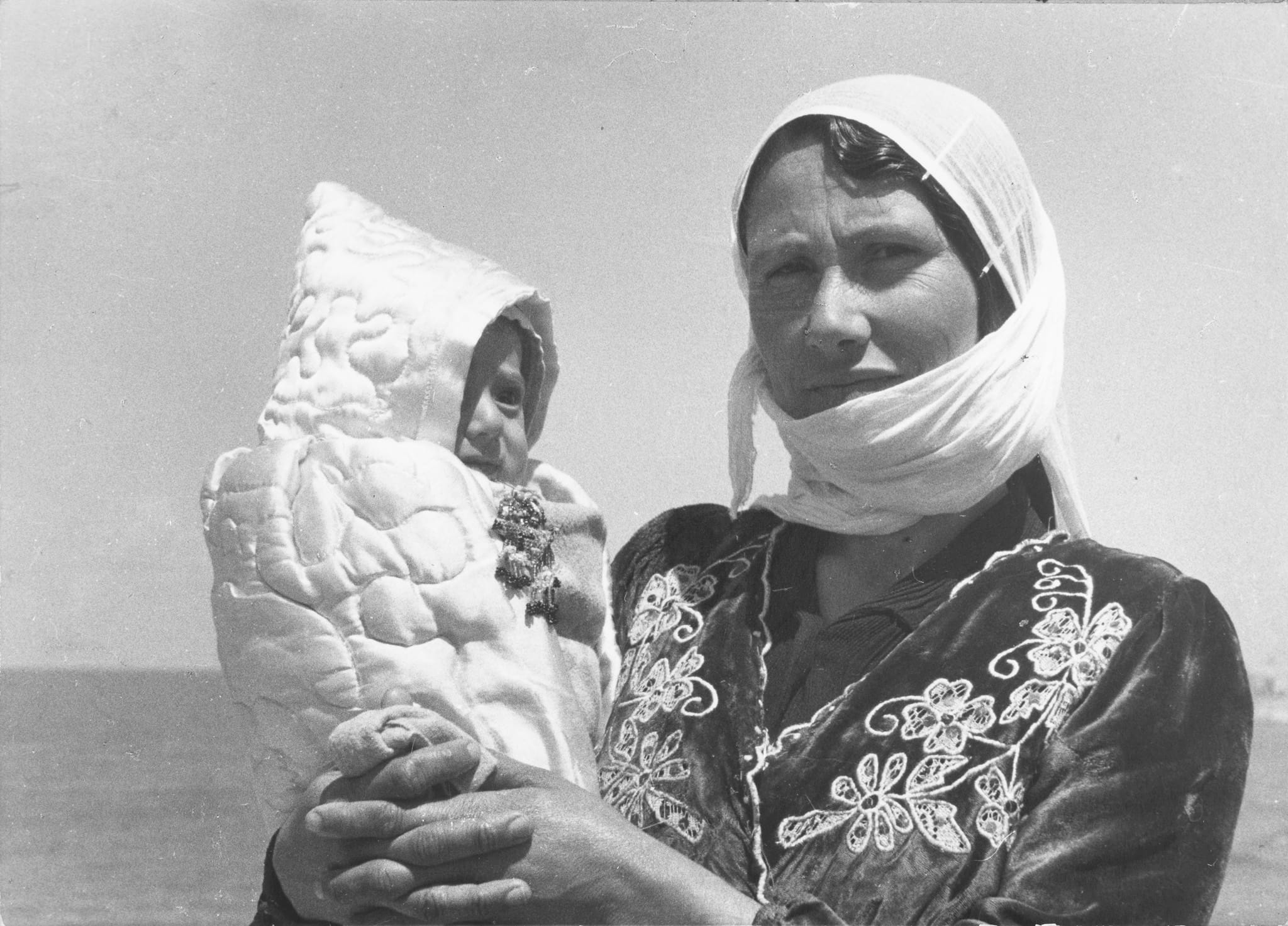 Mère et enfant, 1976, par Denise Colomb