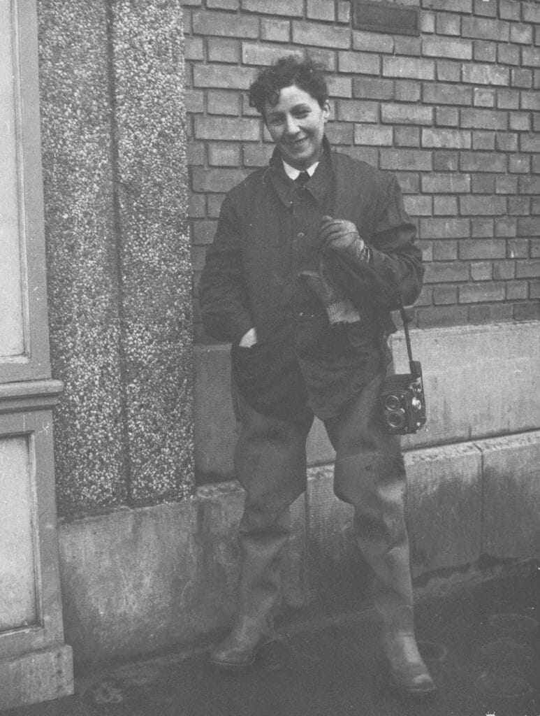 Denise Colomb jeune, appareil photo en bandoulière