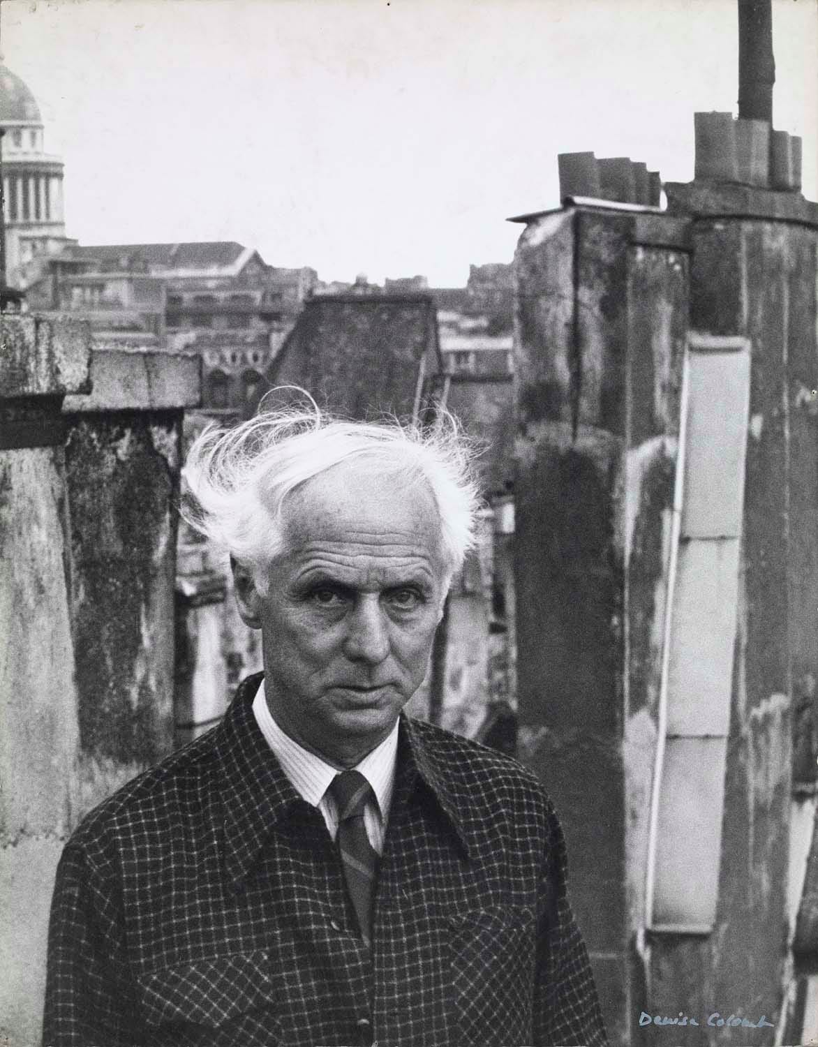 Max Ernst devant une toile, par Denise Colomb