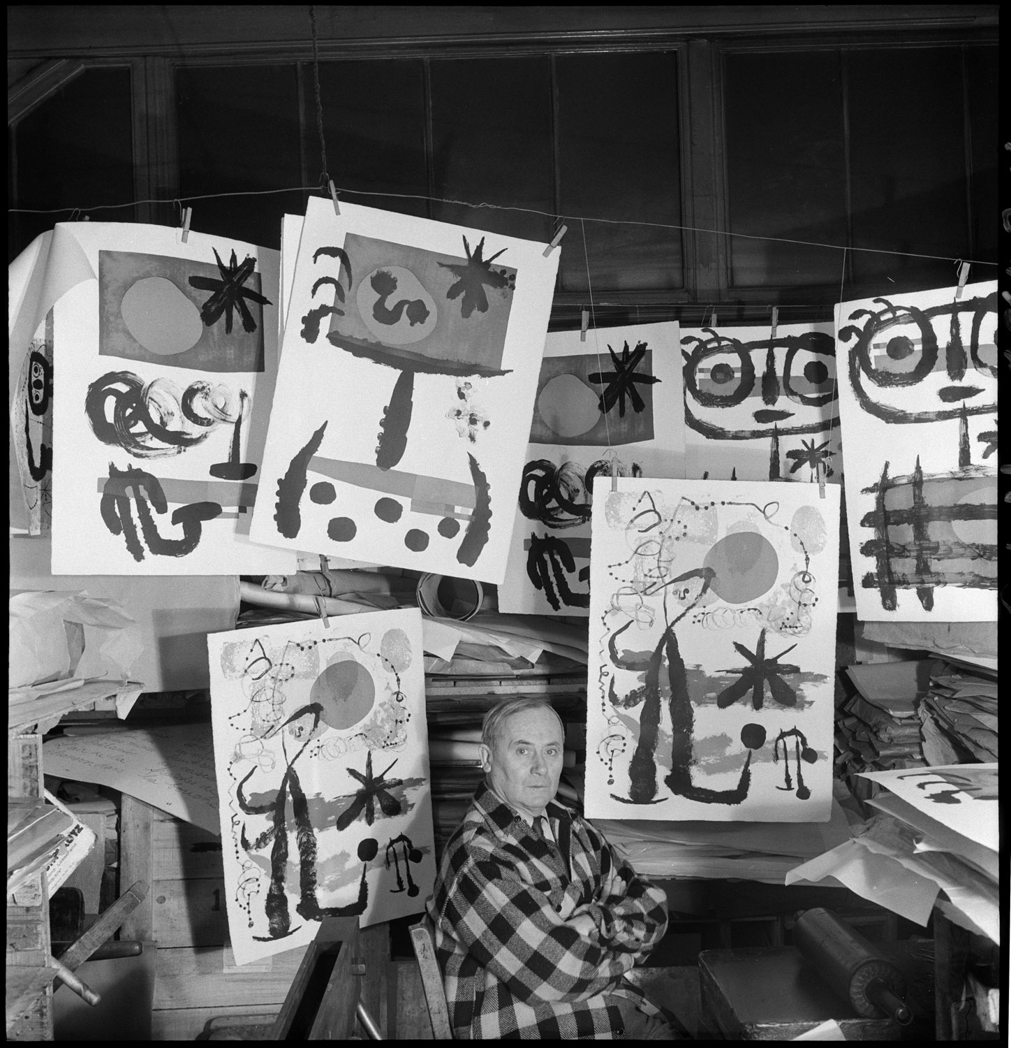Joan Miró chez l'imprimeur Mourlot, lithographies aux pinces à linge, par Denise Colomb