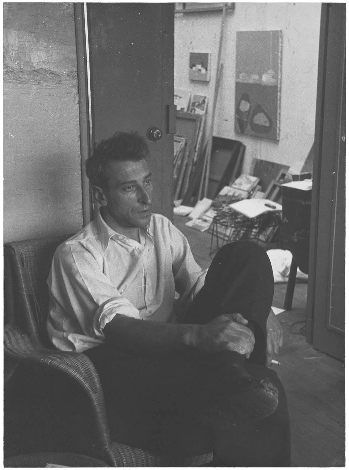 Nicolas de Staël de profil dans son atelier, par Denise Colomb