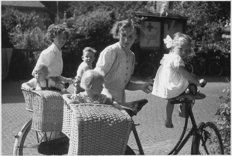 Enfants dans un panier de vélo, Norvège, 1955, par Denise Colomb