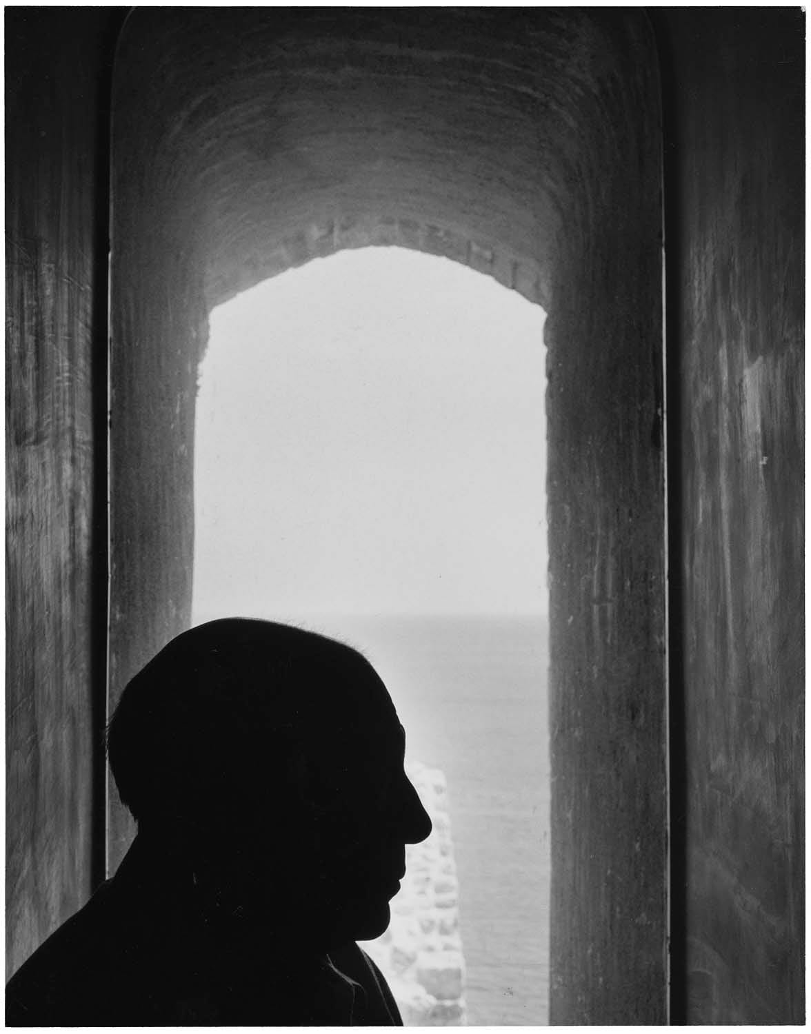 Pablo Picasso dans la lumière de l'escalier, 1952, par Denise Colomb