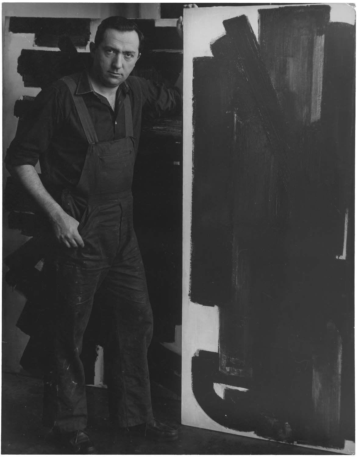 Pierre Soulages dans son atelier, par Denise Colomb