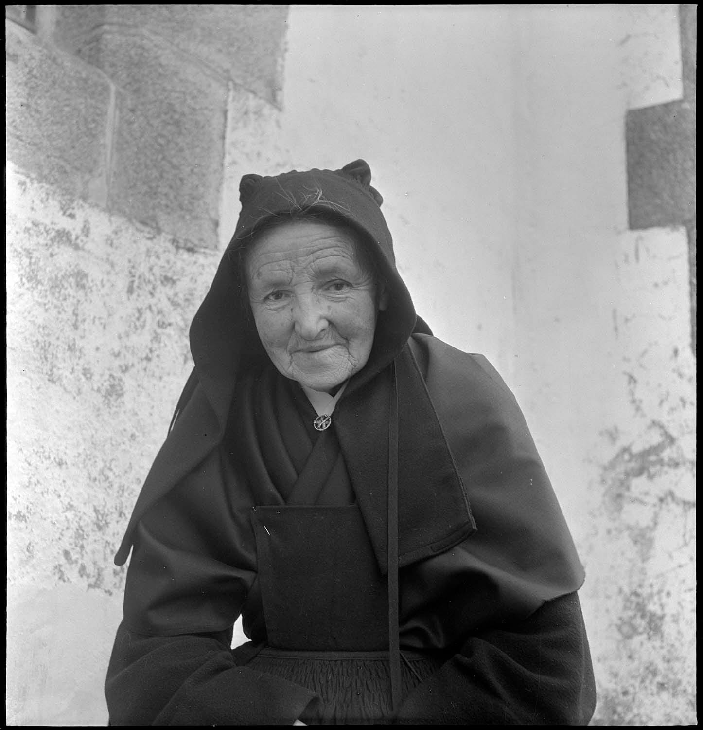 Femme de l'île de Sein en coiffe, 1950, par Denise Colomb