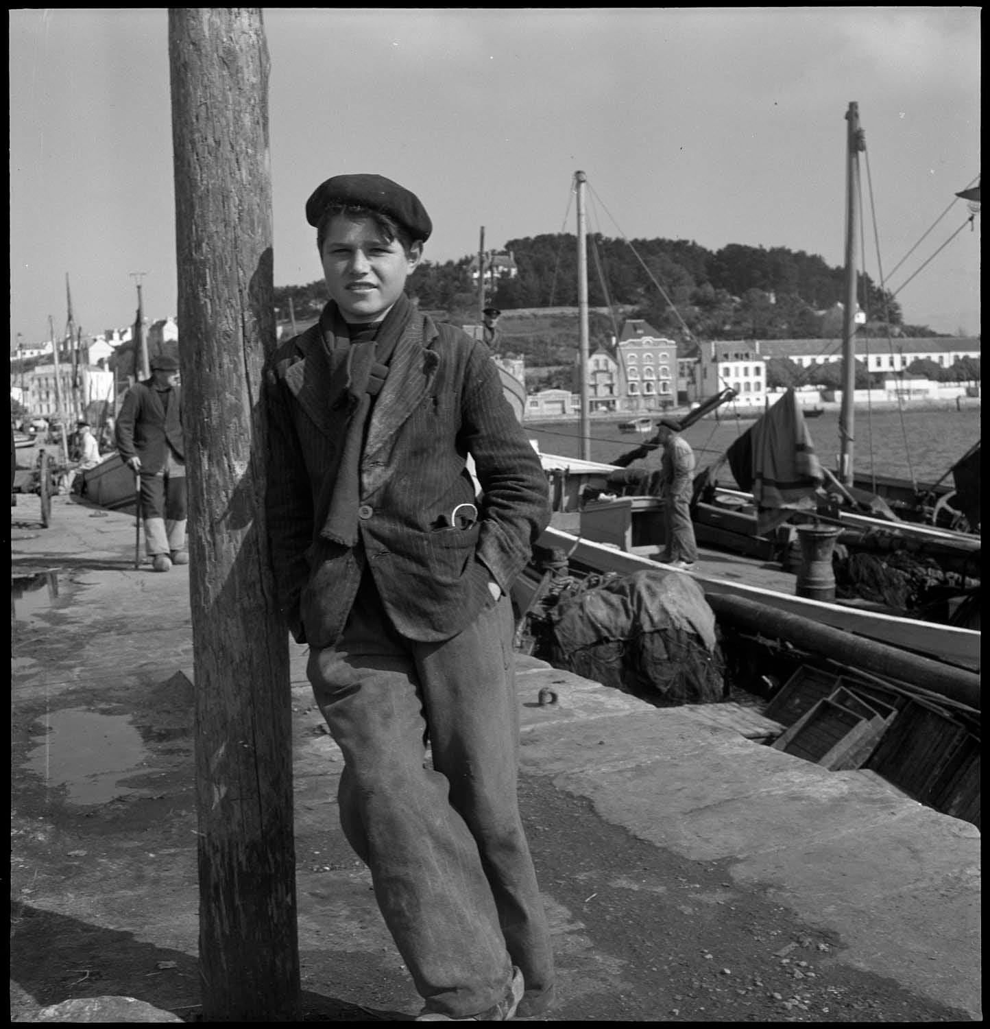 Marin adossé au mât, île de Sein, 1950, par Denise Colomb