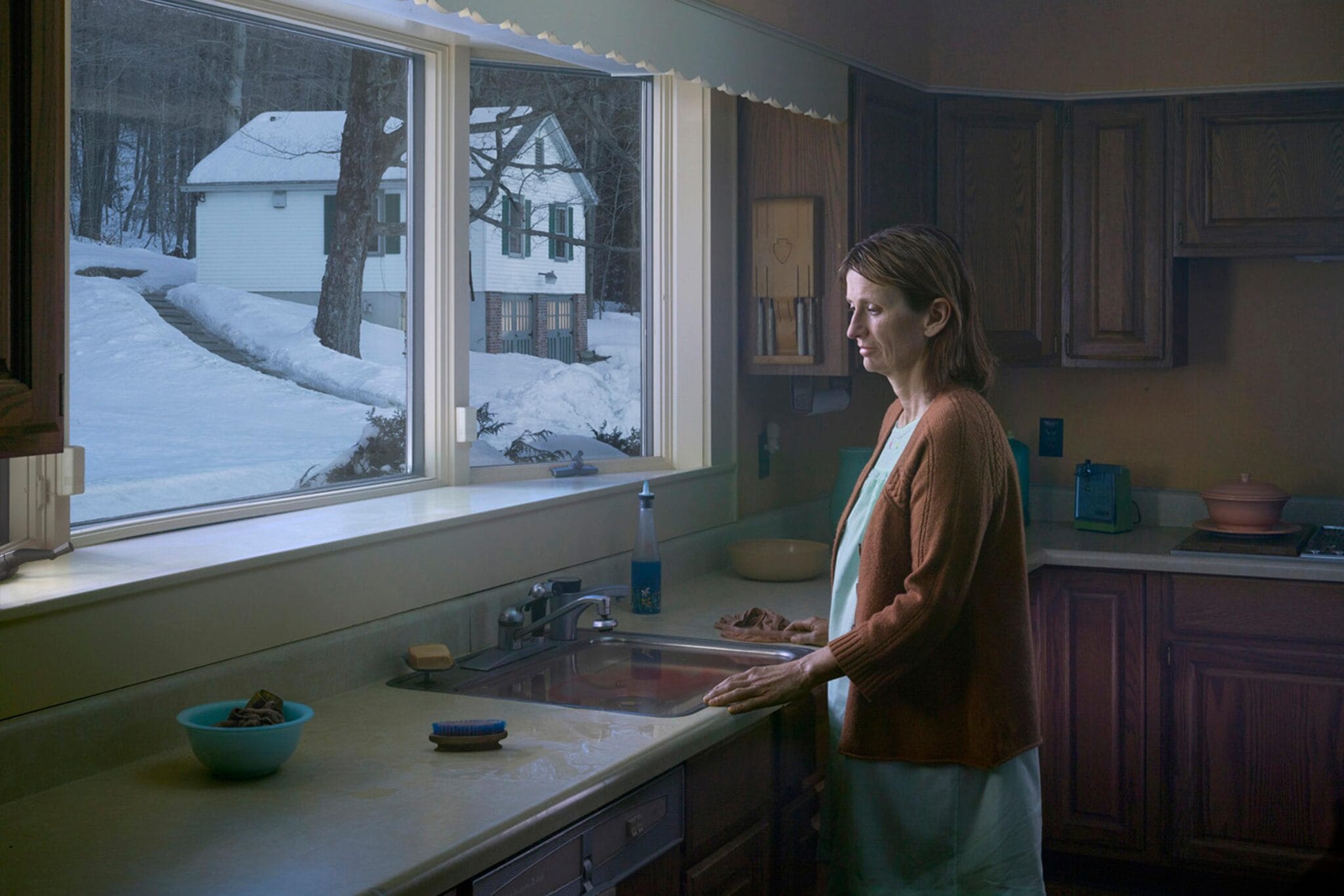 Gregory Crewdson, Woman at Sink (2014), série Cathedral of the Pines
