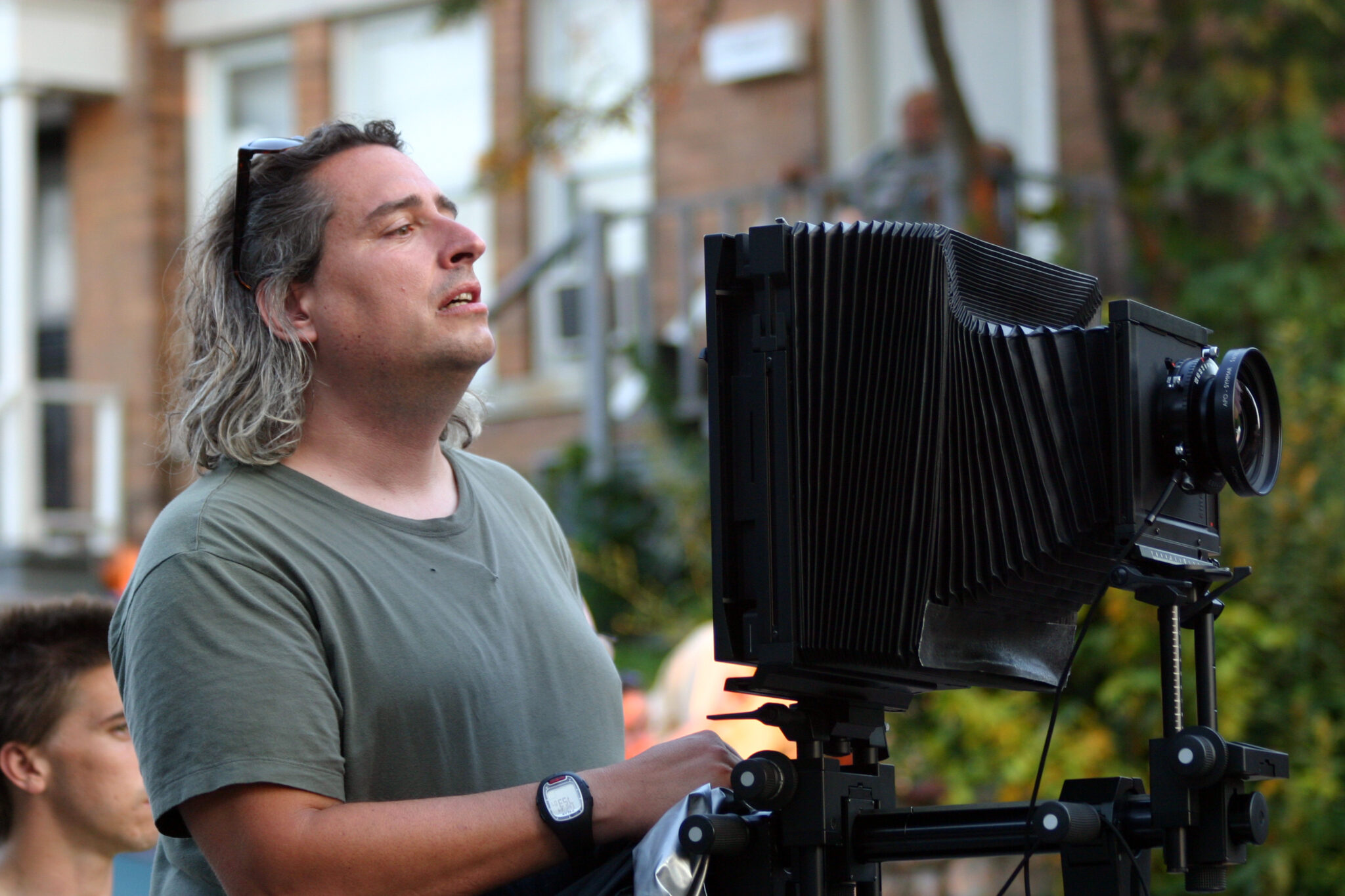 Gregory Crewdson sur le plateau, derrière sa chambre 8x10