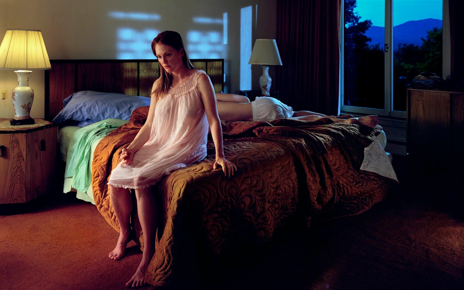 Gregory Crewdson, Untitled (Julianne Moore), série Dream House (2002)