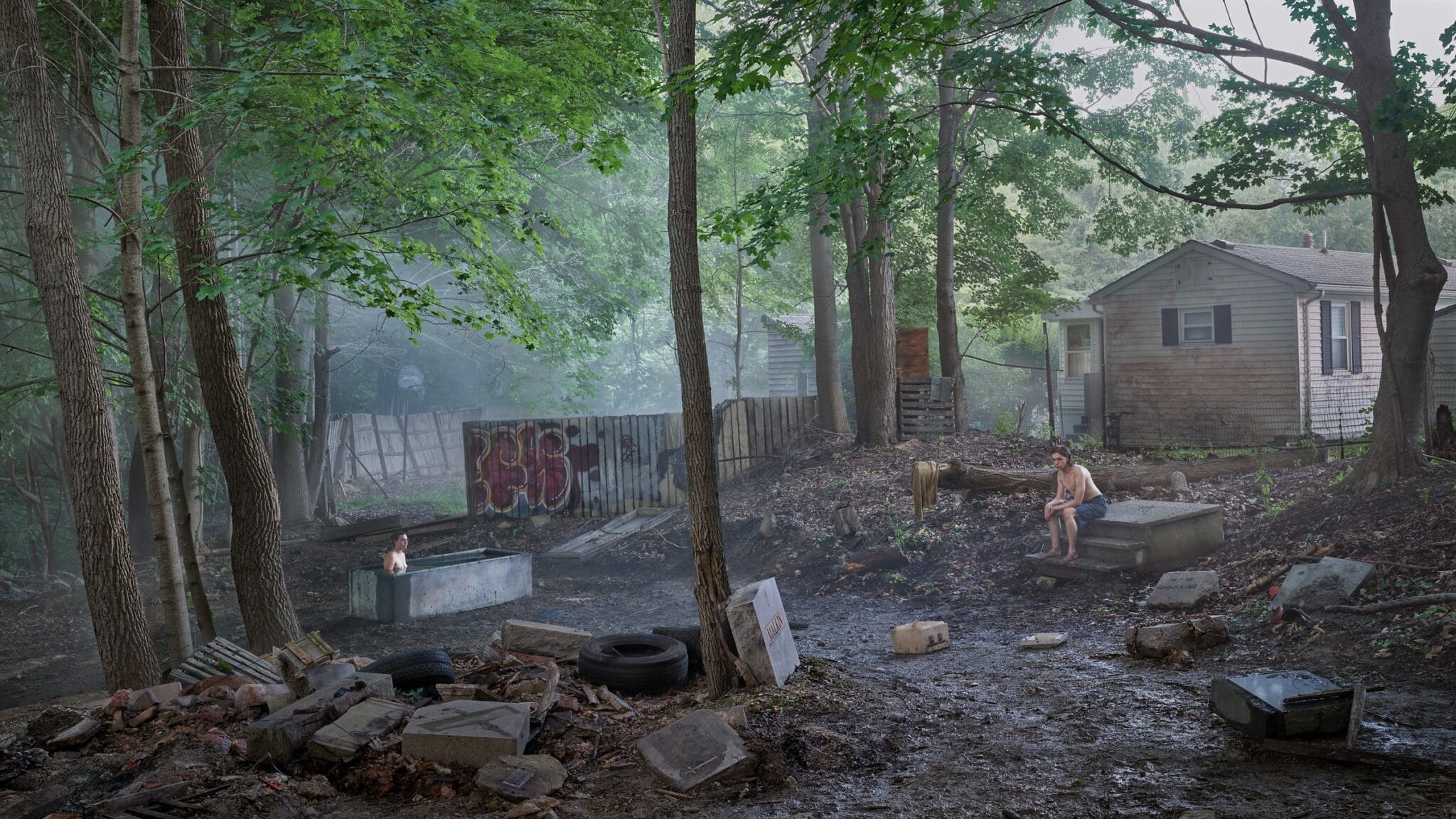 Gregory Crewdson, Untitled, série An Eclipse of Moths, arrière-cour