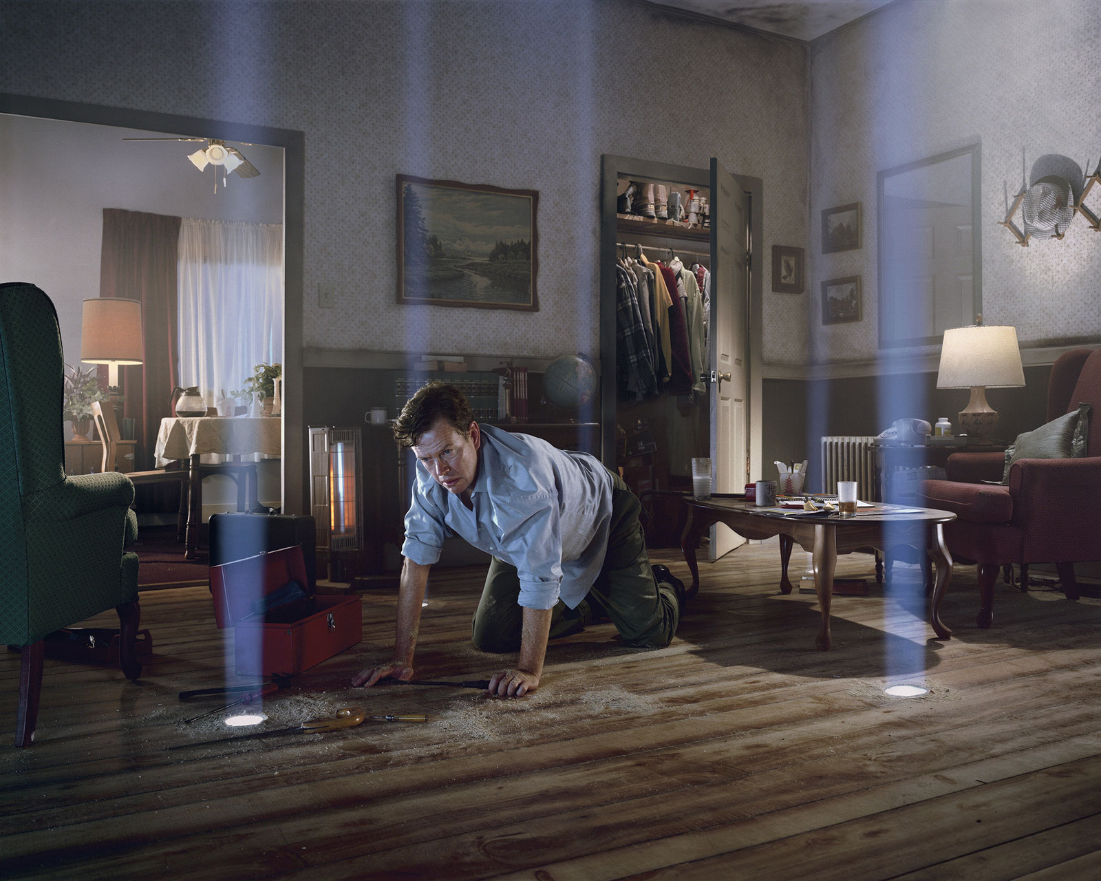 Gregory Crewdson, Untitled (Dylan on the Floor), série Twilight