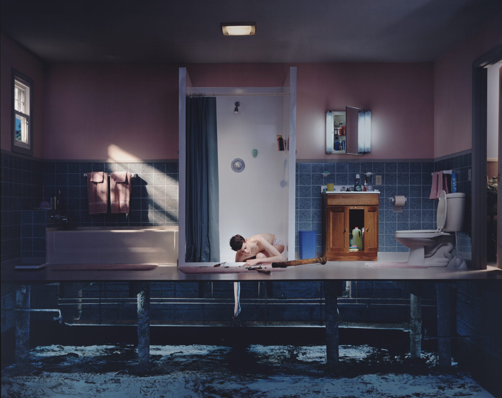 Gregory Crewdson, Untitled, série Twilight, salle de bain inondée
